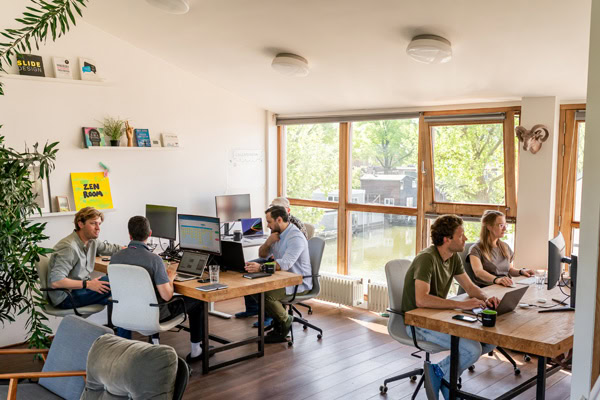 Upsmart team aan het werk op kantoor